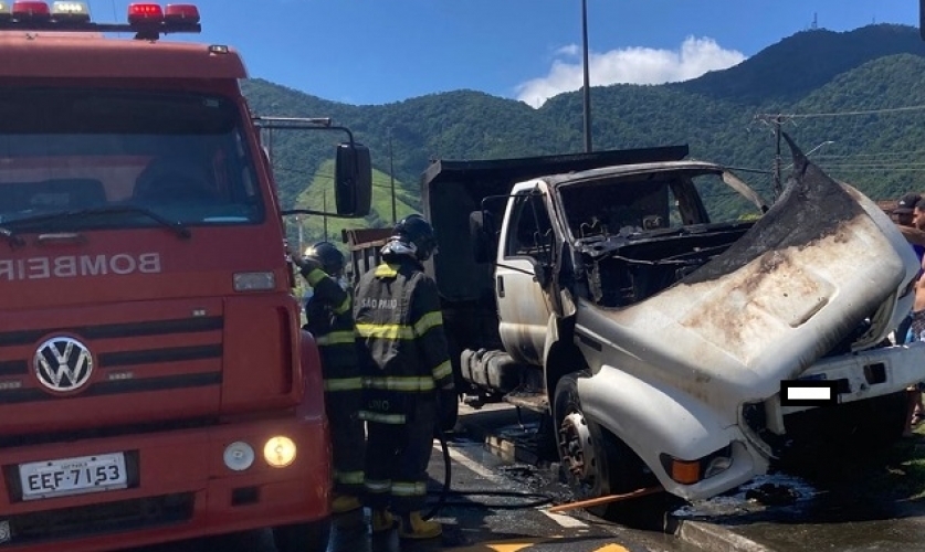 Bombeiros atendem ocorrências de incêndio veicular e de residência na Costa Norte