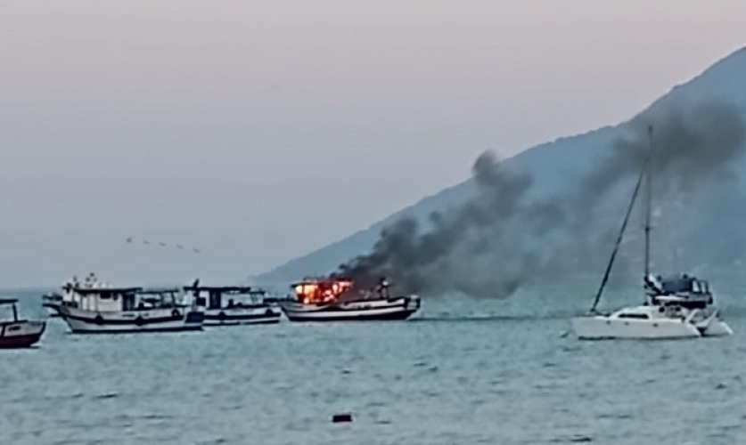 Barco de pesca pega fogo no Bairro de São Francisco em São Sebastião