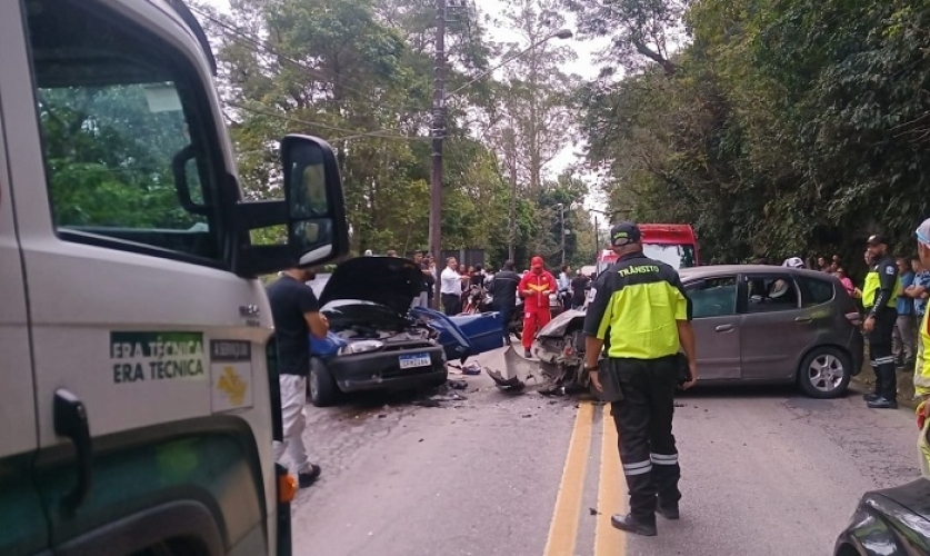 Colisão frontal entre dois carros deixa vítima presa às ferragens e interrompe trânsito na serra Paúba-Maresias