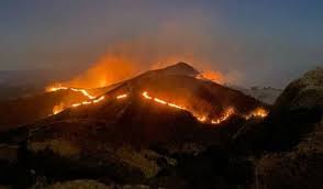 Incêndio de grandes proporções atinge área de vegetação próxima à Serra da Bocaina, em Bananal